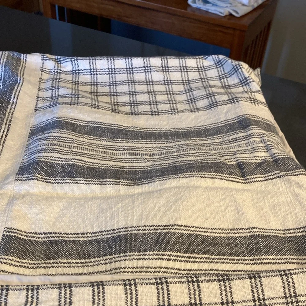 Gray table throw - Picture 3 of 6